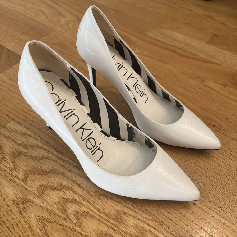 CALVIN KLEIN Ronna White 7M Pointed Toe Pump Heels